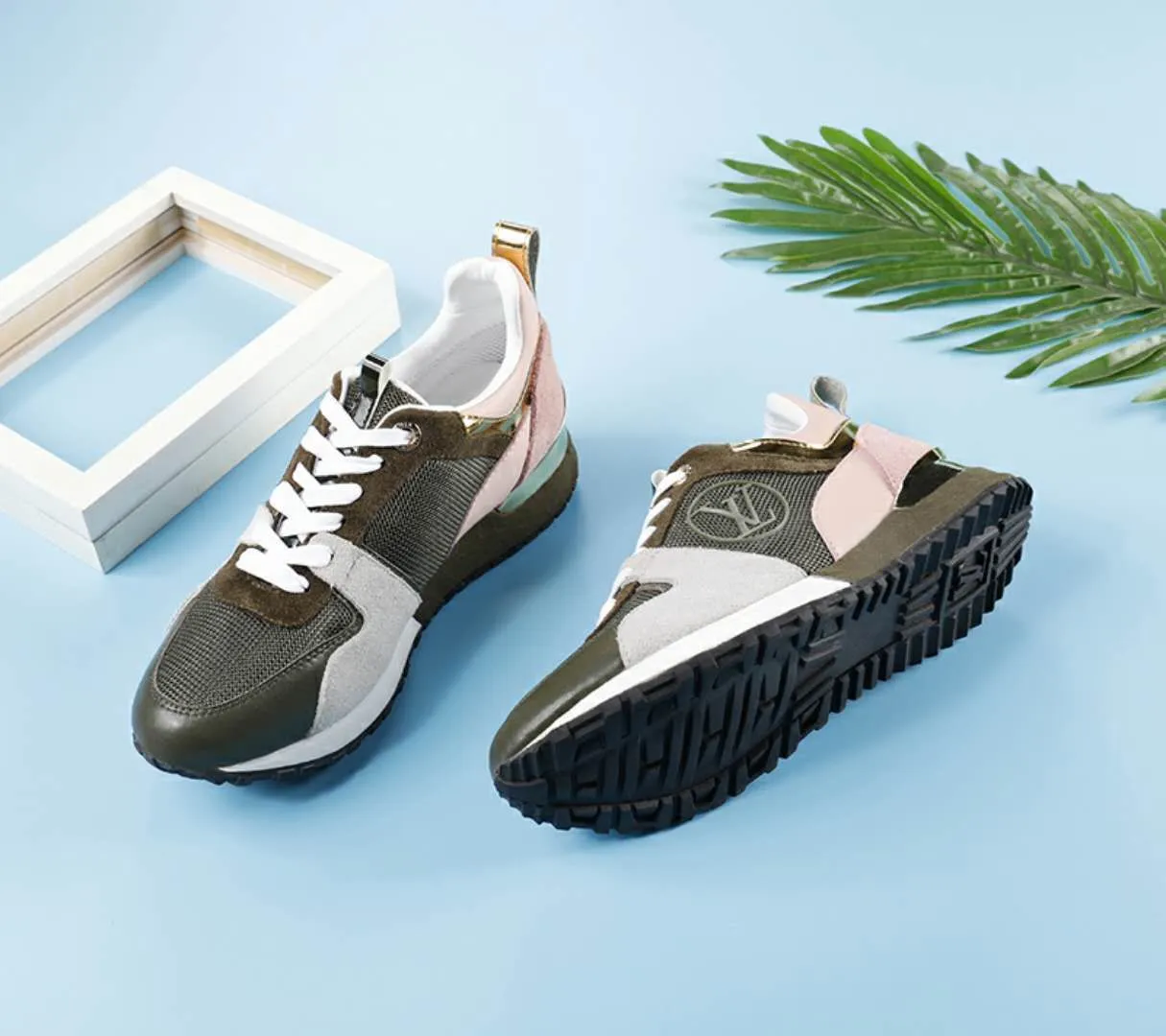 👟👟Ex-factory price 400👟👟 Men's size +10 Couple style, 2019 spring and summer new LOUIS VUITTON The same style of casual sports shoes is launched on Louis Vuitton's official website. Fabric: imported cowhide/cow velvet/breathable mesh, (imported mesh with silicone LV logo), rubber combination outsole, 2cm behind the sole, built-in 0.5cm comfortable feet, size 35-41 for women, 39-46 for men, welcome new and old customers to repost pictures for sale